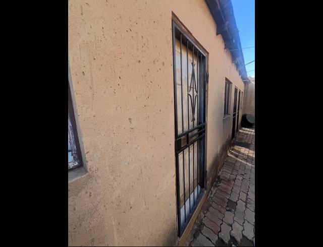 11 BEDROOM HOUSE FOR SALE IN TEMBISA CENTRAL